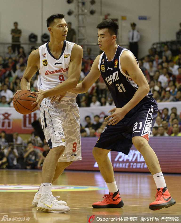 拉拉队美女热舞引爆全场，青春活力四射