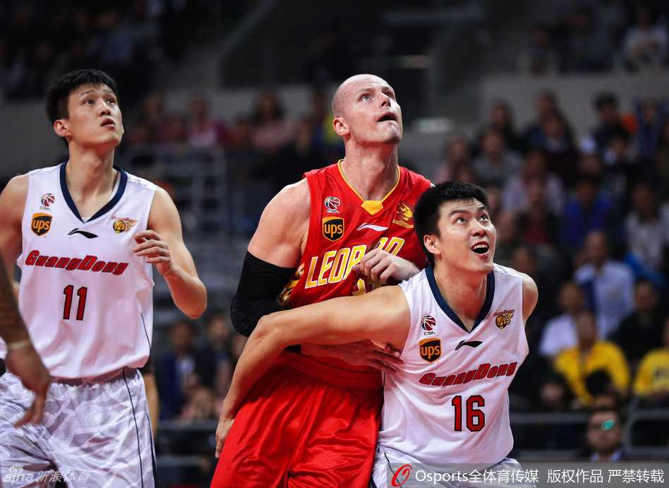 易建联在篮下凭借绝对身高优势高举高打，面对深圳队大个子的贴身对位，依然稳稳将球放入篮筐。