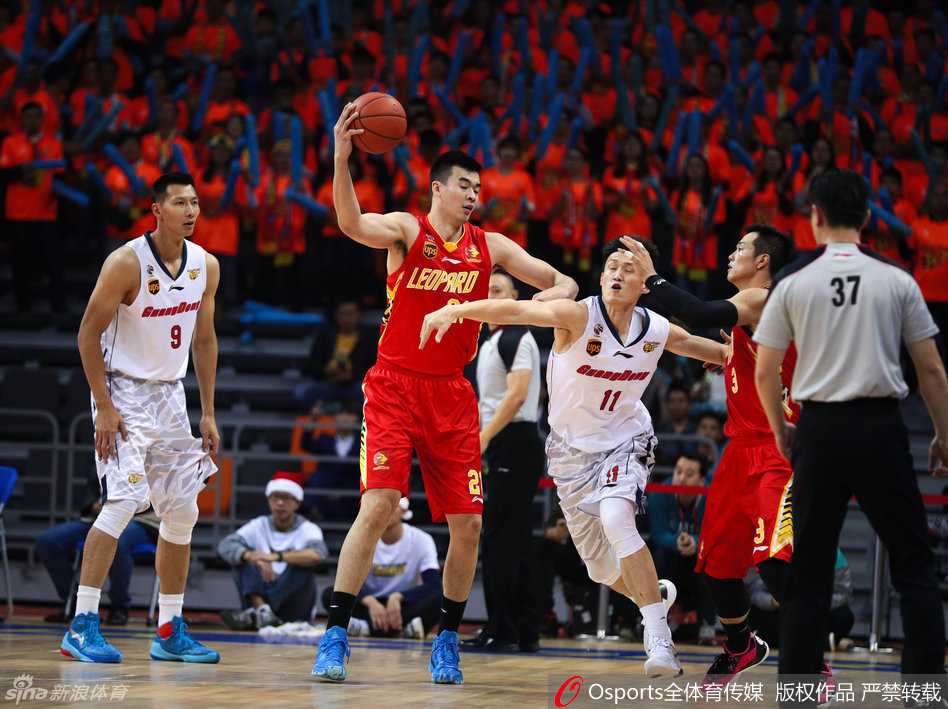 周鹏奋力跃起，手臂伸展到极致，试图封盖帕戈的跳投，两人空中对抗彰显本场比赛的防守强度。