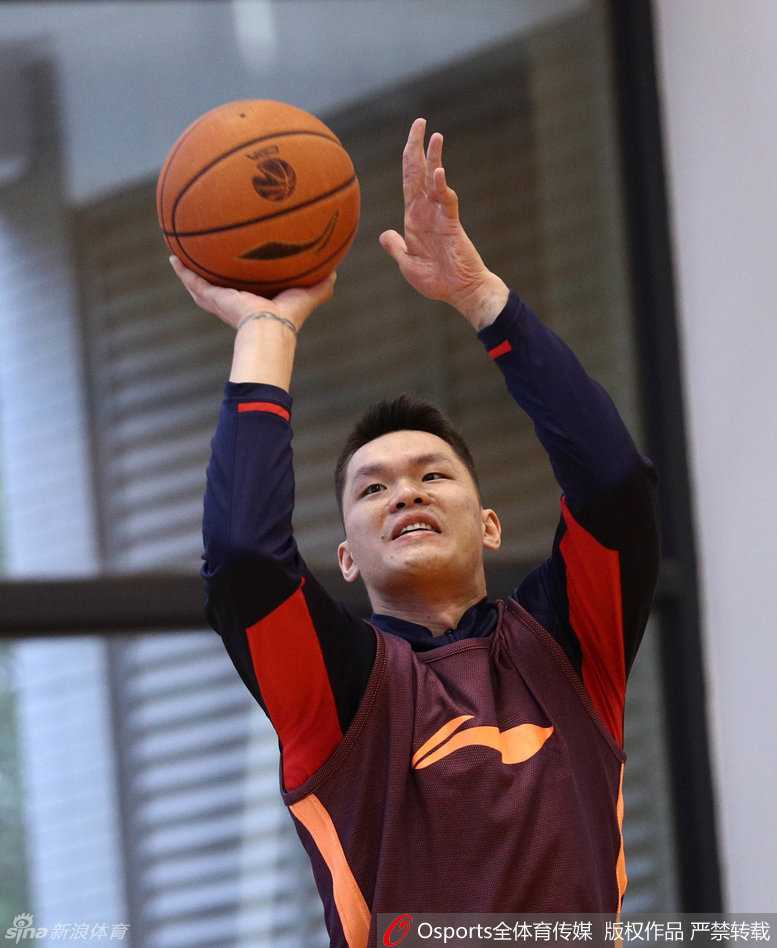 曾繁日眼神坚定，在训练师的辅助下进行力量与防守脚步练习，尽管只是日常训练，但他脸上写满了年轻人渴望上进的倔强。