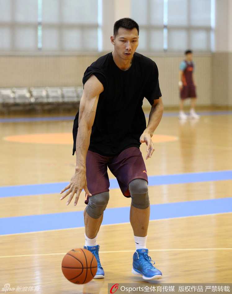 卡洛斯-布泽尔在训练师陪同下进行跳投练习，老将的身姿依然矫健，他正努力用精准的跳投来回击所有关于状态的质疑。