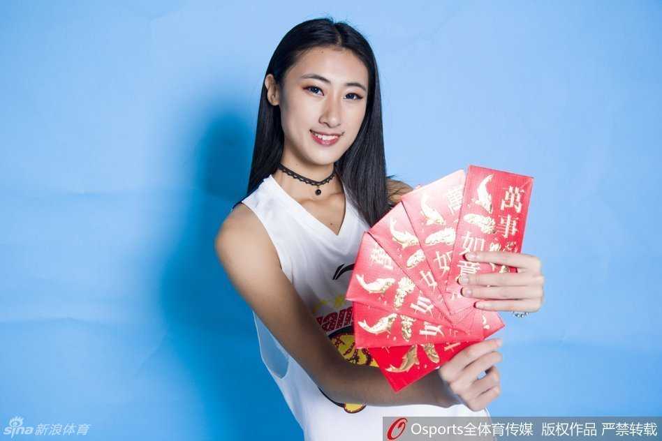 粤篮宝贝贺新岁,红火祝福送万家 宝贝轻抚秀发,回眸一笑百媚生,身旁的同伴则大方地送出飞吻,这一瞬间的温柔与甜美,足以融化冬日的严寒,温暖每一位球迷的心房。