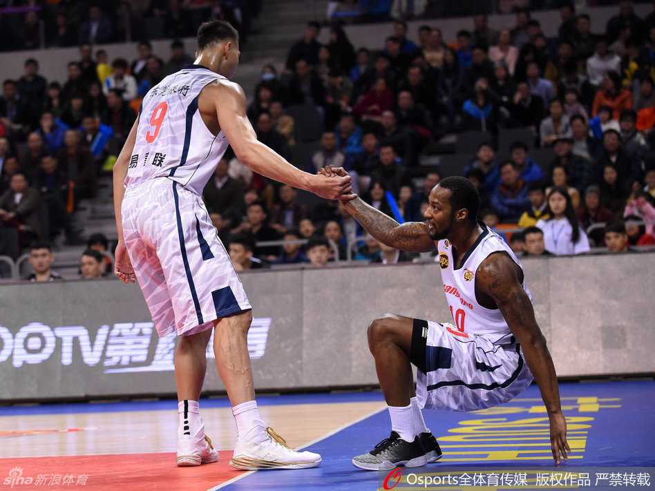 粤篮战纪:阿联起舞卡特鸣,杜锋麾下铁军行 身披蓝袍的贾斯汀-卡特在场上振臂高呼,眼中闪烁着初登CBA赛场的新鲜与锐气
