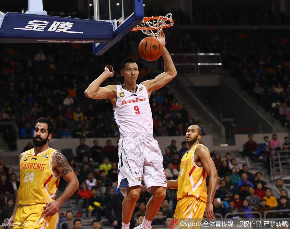 粤篮战纪:阿联起舞卡特鸣,杜锋麾下铁军行 桑尼面对董瀚麟的贴身长臂干扰,选择单手持球试图摆脱,两人在内线展开了激烈的肌肉对抗