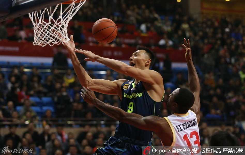 粤篮战纪:阿联领航,宏远众将在激战中砥砺前行 朱芳雨持球强行切入,他顶开防守者,眼神坚毅地注视着篮筐,展现出老将的勇猛。