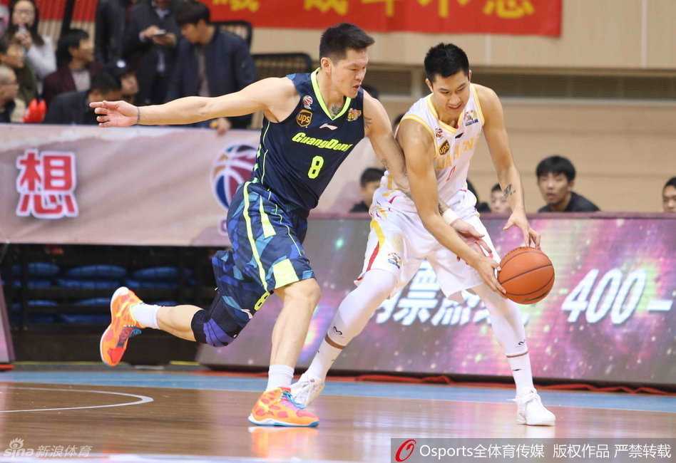 粤篮战纪:阿联领航,宏远众将在激战中砥砺前行 暂停时段,球员们在场边歇息,杜锋指导拿着战术板蹲在地上,神情专注地向队员们布置战术。