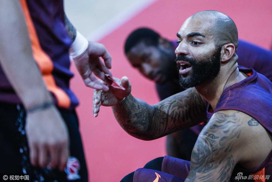 粤篮新篇:华南虎厉兵秣马,新赛季静待花开 外援布泽尔在训练中跳起投篮,手感柔和,篮球划出一道优美的弧线,预示着他正努力找回比赛节奏。