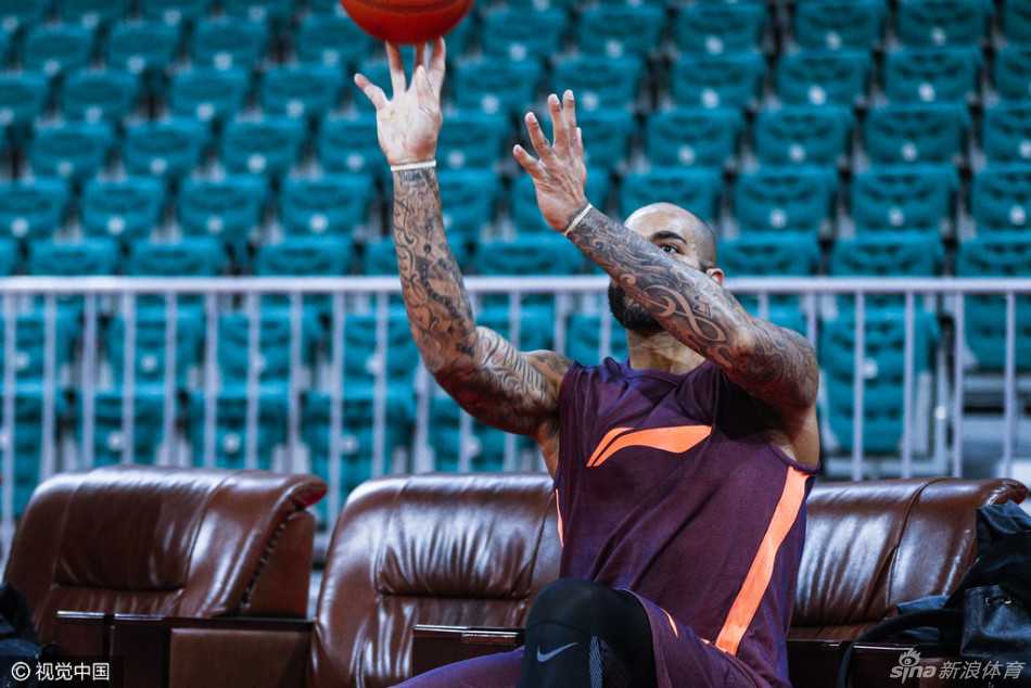 粤篮新篇:华南虎厉兵秣马,新赛季静待花开 主教练杜锋在场边拉住外援斯隆,神情严肃地进行着战术沟通,两人眼神交汇处,是对胜利的共同渴望。