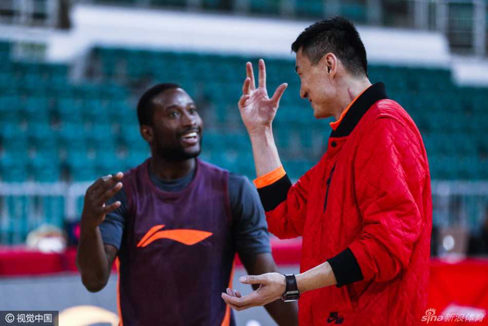 粤篮新篇:华南虎厉兵秣马,新赛季静待花开 高尚在训练中展示着自己练就的健硕身材,自信满满,肌肉线条分明,期待着在新赛季打出更具侵略性的表现。