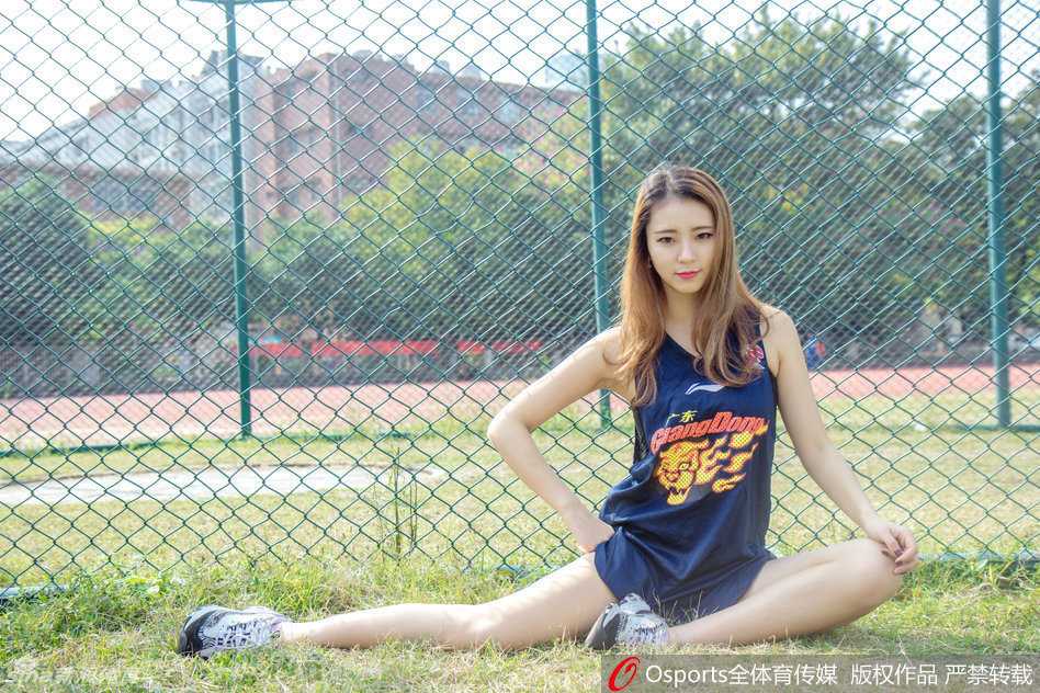 双手比出可爱的爱心手势，宝贝脸上的笑容比手中的爱心更加温暖，直接将这份心意传递给即将踏上战场的球员们。