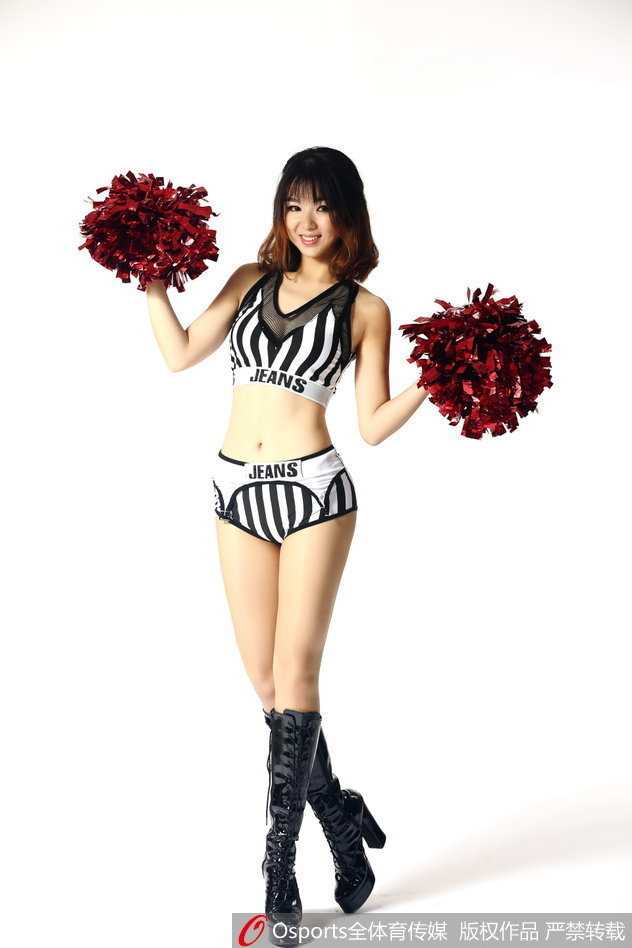 粤色光影:篮球宝贝与宏远男篮的冠军之心 三位啦啦队员在中场休息时摆出酷飒的造型,她们动作整齐划一,充满力量感。背景是宏远男篮的队标,预示着她们与球队并肩作战,共同捍卫这方寸之间的荣耀。