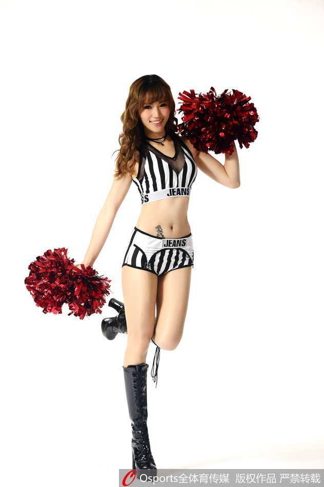 粤色光影:篮球宝贝与宏远男篮的冠军之心 在聚光灯的照耀下,啦啦队员们完成了又一个高难度的配合动作。她们脸上细密的汗珠在灯光下闪烁,眼神中透露出完成表演后的满足与自豪,这是属于她们的高光时刻。