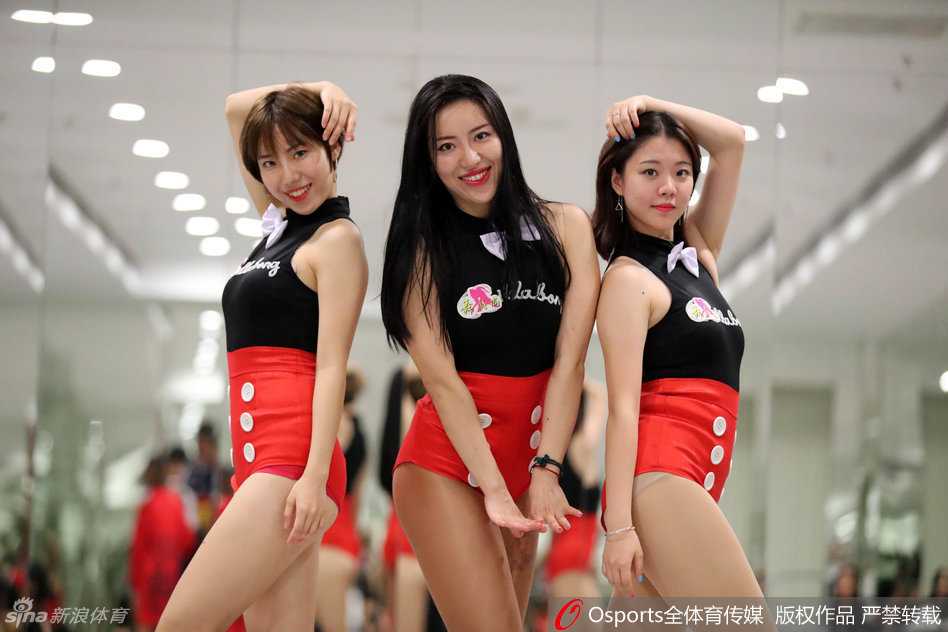 粤色撩人:广东男篮嘉年华与篮球宝贝的火辣交响曲 篮球宝贝亲密无间地配合,纤细有力的腰身作为支撑点,队友在空中轻松掰腿摆出高难度姿势,黑红装束在灯光下格外耀眼