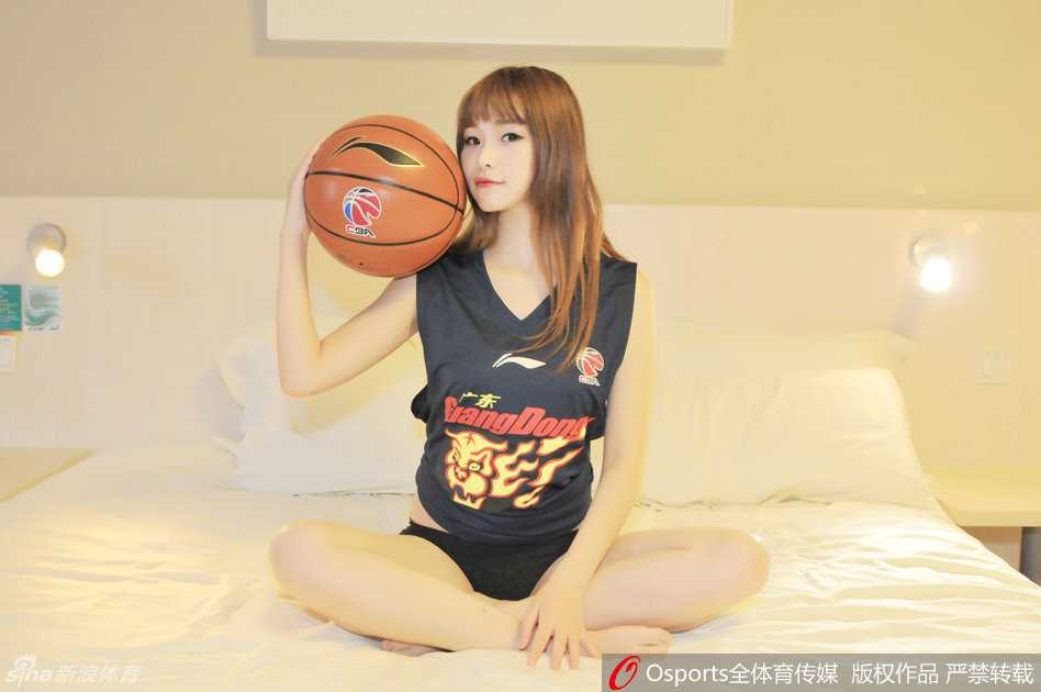 全场灯光亮起，表演结束的宝贝们向观众席挥手致意，脸上带着运动后的红晕和灿烂笑容，感谢球迷的支持，她们的身影与看台上挥舞的旗帜融为一体。