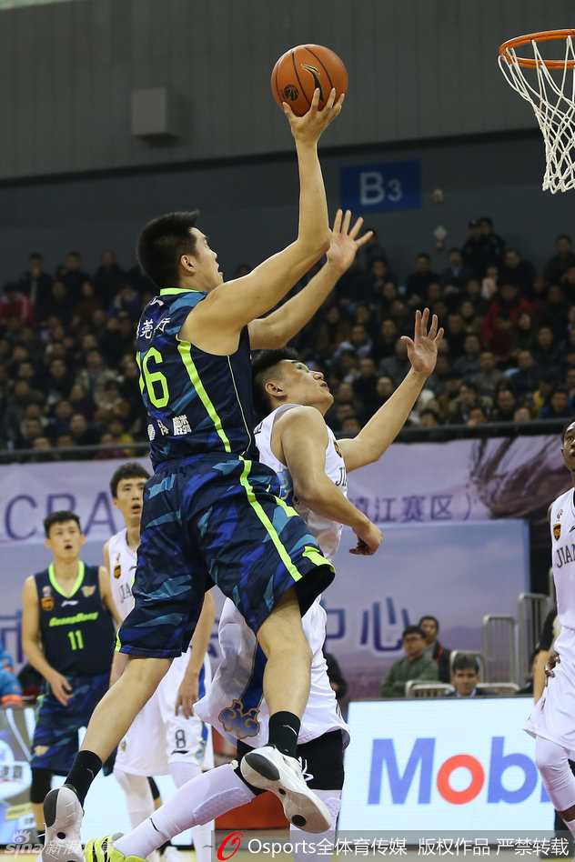 粤苏大战风云起 易建联布泽尔双二十 斯隆三分绝杀广东豪取十三连胜 易建联在防守端如同巨塔一般,面对江苏外援萨缪尔斯的强行转身,他看准时机,一记势大力沉的火锅将球扇飞,引爆了广东队的替补席。