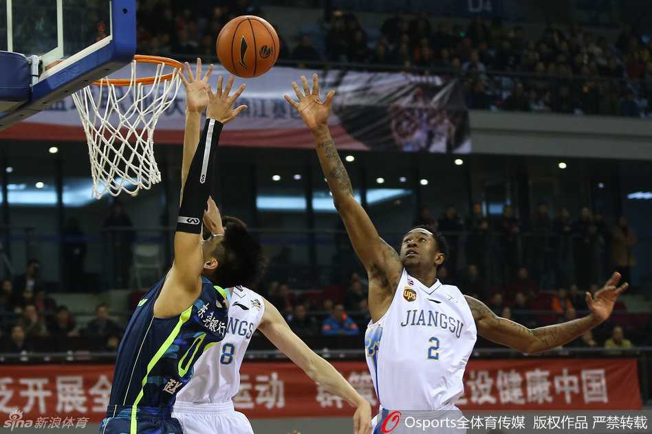 粤苏大战风云起 易建联布泽尔双二十 斯隆三分绝杀广东豪取十三连胜 在江苏队的严密包夹之下,布泽尔利用灵活的脚步在篮下觅得良机,他迎着防守人高难度上篮,皮球在篮筐上弹了两下后乖乖入网,展现了昔日NBA全明星的风采。