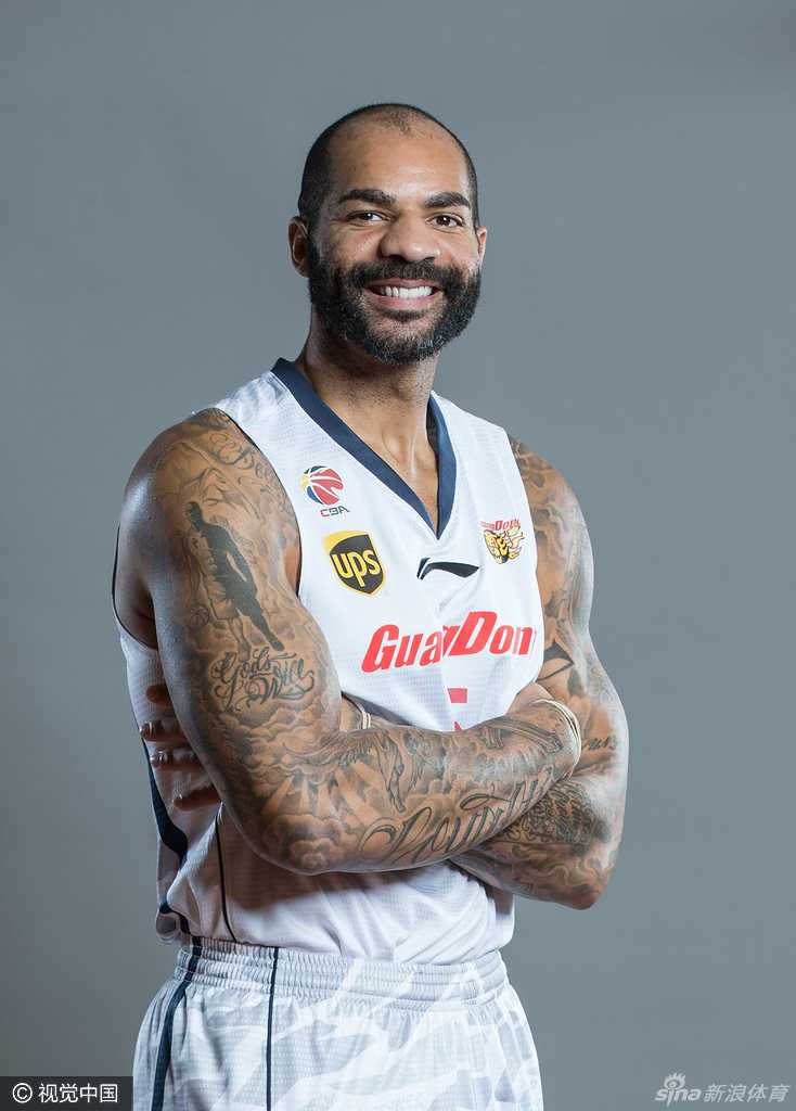 尽管未能亲自到场，但易建联的巨幅海报依旧醒目，他是这支球队不变的灵魂，仿佛在远方默默守护着新赛季的启航。