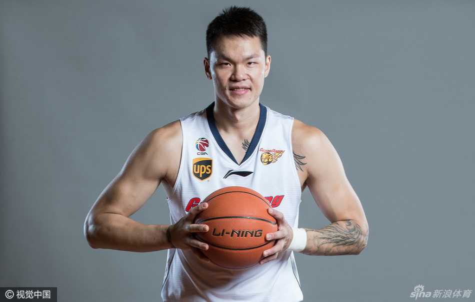 新人王赵睿在聚光灯下嘴角上扬，透着一股初生牛犊不怕虎的自信，这名国青队长正用锐气宣告自己的时代即将到来。