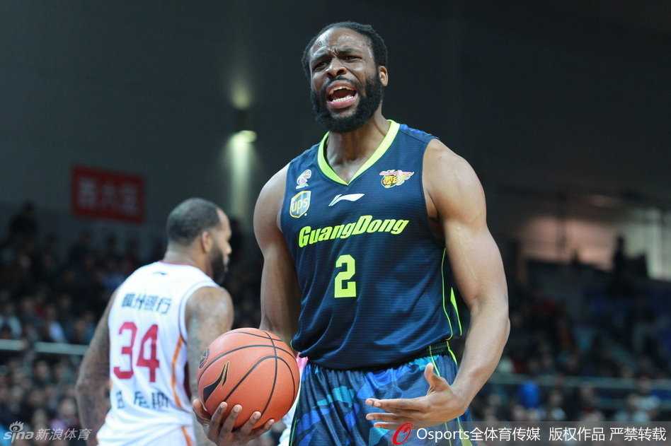 粤语战歌嘹亮,宏远众将用热血谱写赛季最强音 迪奥古瞪大双眼,愤怒地向裁判挥舞着手臂,为一次争议吹罚激烈抗议,身旁的易建联赶忙上前冷静劝阻。