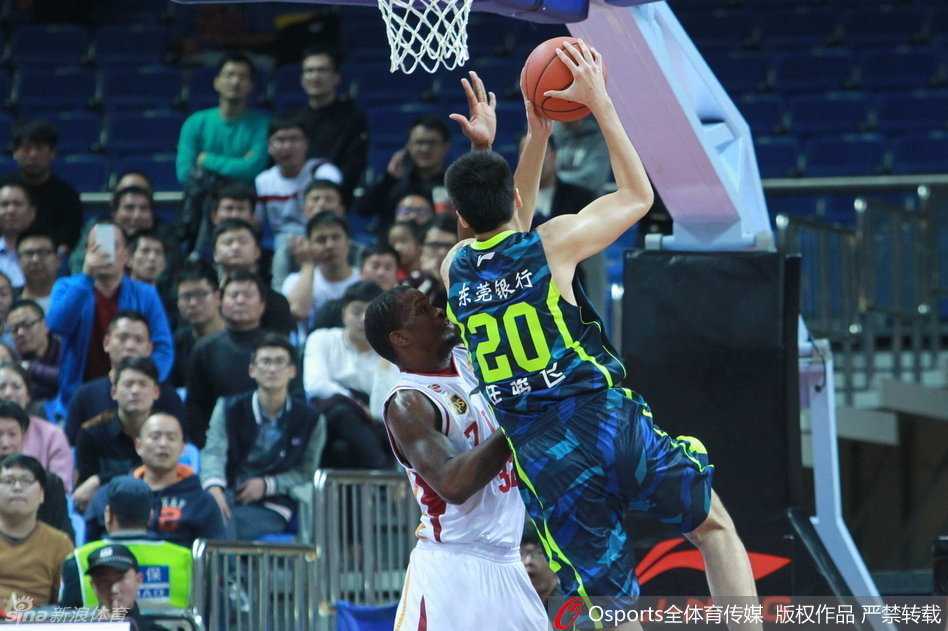 粤语战歌嘹亮,宏远众将用热血谱写赛季最强音 周鹏持球强行突破,面对两人包夹防守,在空中奋力维持平衡,将球抛向篮筐。