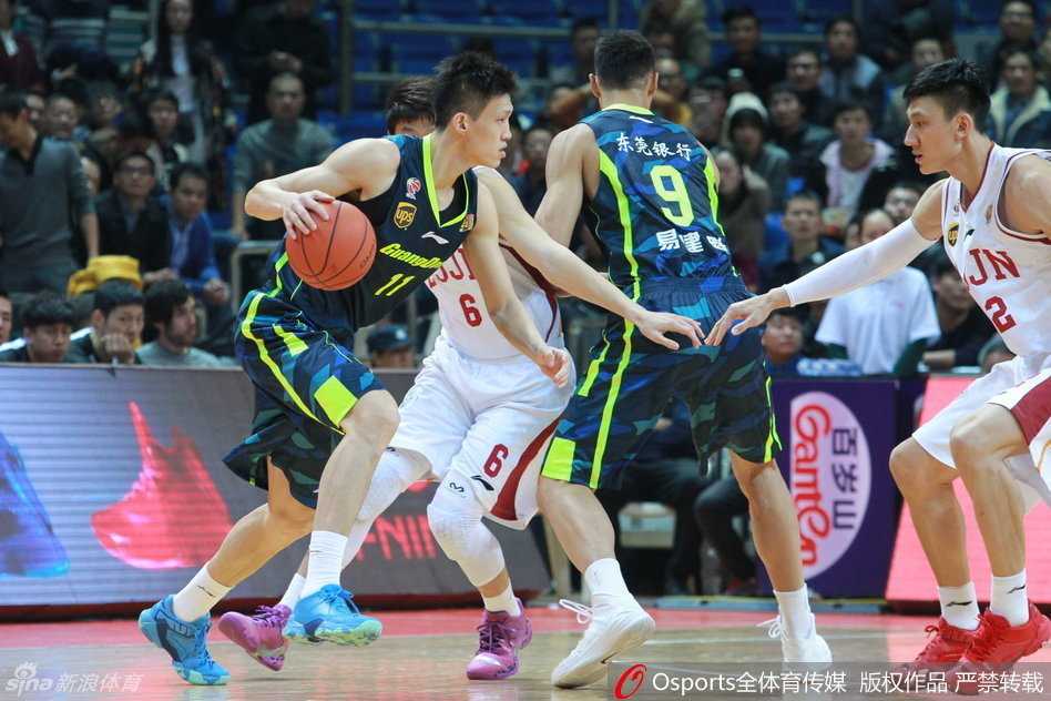 粤语战歌嘹亮,宏远众将用热血谱写赛季最强音 拜纳姆击地妙传,易建联心领神会跟进,完成一记势大力沉的双手挂框暴扣,点燃全场激情。