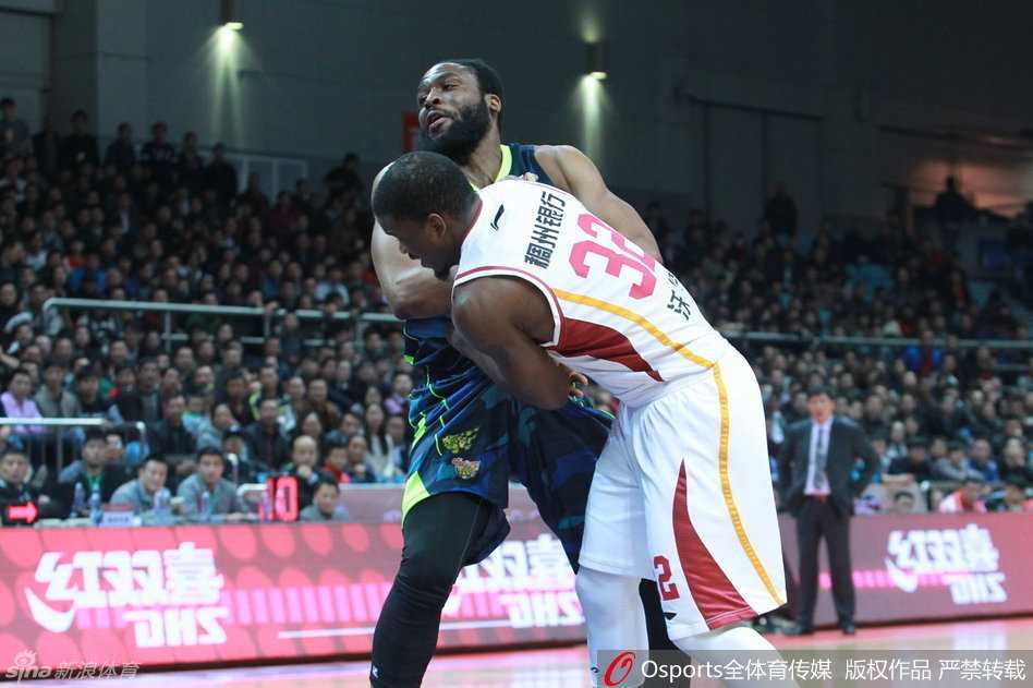 粤语战歌嘹亮,宏远众将用热血谱写赛季最强音 查尔斯飞身扑向底线,在身体完全失衡的情况下将球拨回场内,诠释了奋不顾身的拼搏精神。