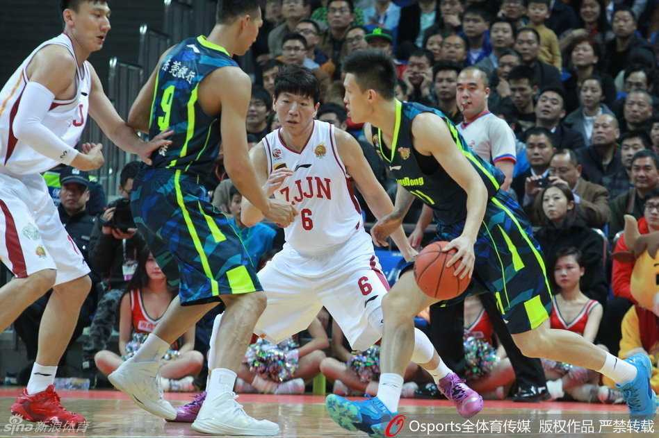 粤语战歌嘹亮,宏远众将用热血谱写赛季最强音 易建联在三人合围中强硬转身,面对高高跃起的防守者,毅然选择起身投篮,肌肉线条迸发出力量美感。