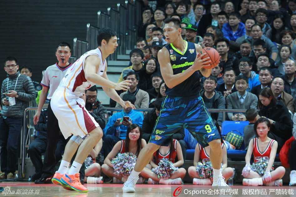 粤语战歌嘹亮,宏远众将用热血谱写赛季最强音 周鹏在对手身后全力起跳,长臂伸展,试图封盖对方的上篮,专注的眼神中透露出必胜的信念。