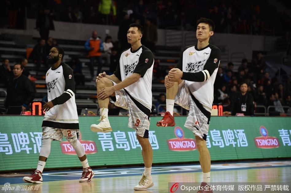 易建联篮下强起单手劈扣，肌肉线条在灯光下闪耀，如天神下凡般撕裂辽宁防线引爆主场欢呼。