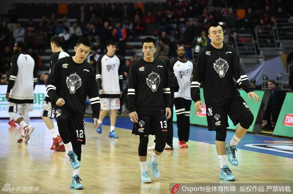 大战前夕，东莞篮球中心灯火通明，宏远众将神情专注进行投篮热身，队长周鹏目光如炬凝视远方。