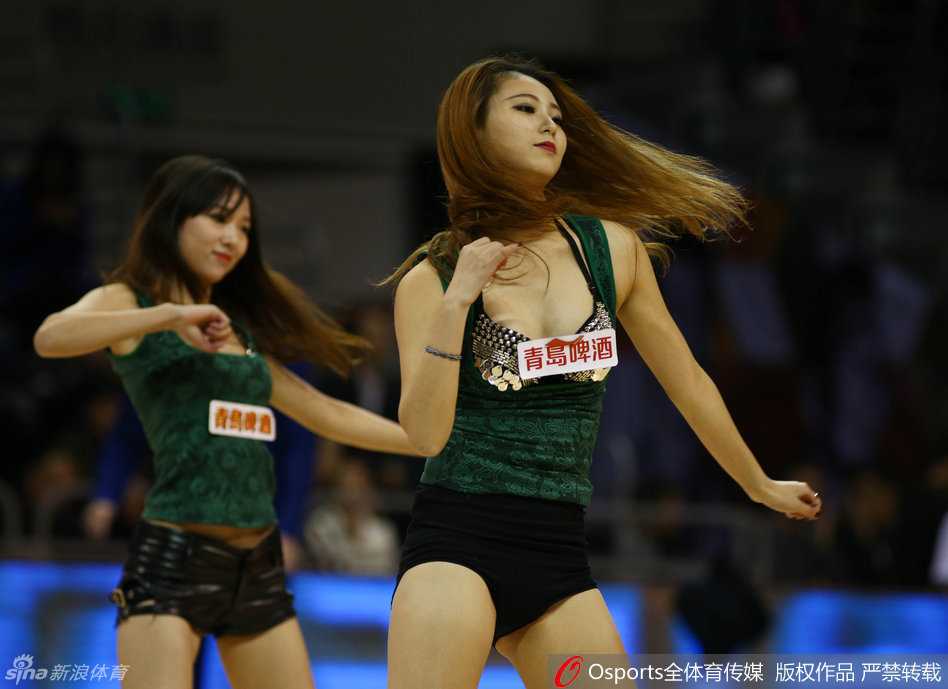粤辽大战燃情冬日,篮球宝贝热舞助力宏远 在劲爆的音乐中,宝贝们完成了一个精彩的集体托举动作,被抛向空中的队员身姿舒展,瞬间成为全场瞩目的焦点。