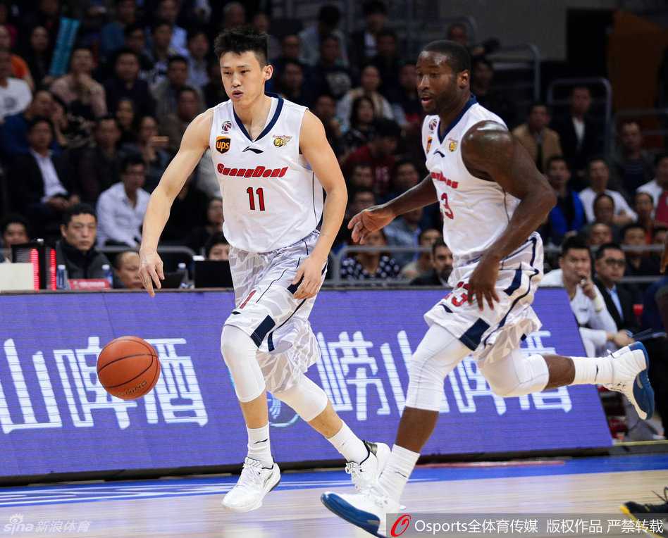 广东队长周鹏快攻中一马当先，接球后腾空而起单臂劈扣，这次势大力沉的进攻展现了国家队主力锋线的强硬与果敢。