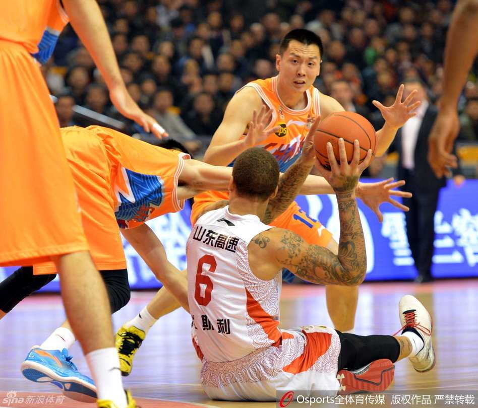 比斯利在身体失衡倒地的刹那，依然用余光寻找队友，将球从人缝中巧妙分出，这一刻他不仅是得分手更是进攻大脑