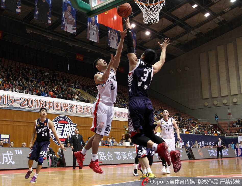 孟铎如神兵天降，在空中舒展长臂，用一记扎实的封盖拒绝了对手的投篮，眼神中透着杀气与坚定