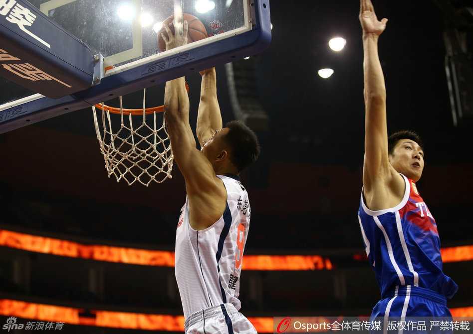 粤韵烽火·华南虎赛季碎片:阿联劈扣镇场,朱芳雨便装观战引遐想 阿联高高跃起如鲲鹏展翅,单手将球狠狠砸进篮筐,防守球员只能仰望其背影,篮网在王者的暴力美学中激起白色浪花。