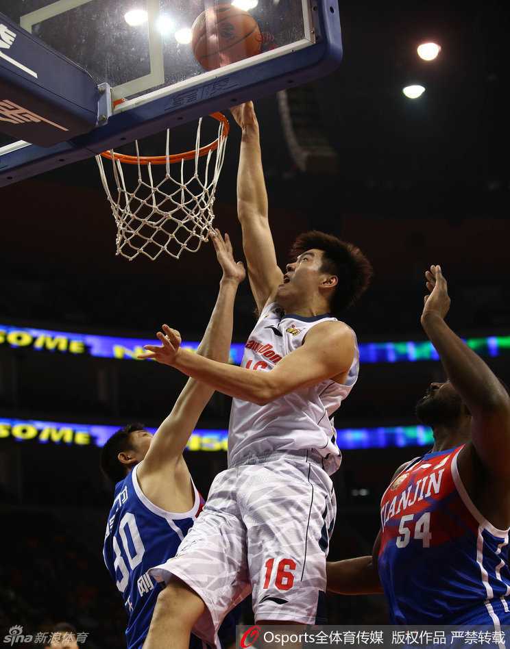 粤韵烽火·华南虎赛季碎片:阿联劈扣镇场,朱芳雨便装观战引遐想 周鹏如猎豹般压低重心强行切入,用宽厚的肩膀倚住防守者,在身体失衡前手腕轻抖,皮球擦板入网并博得裁判哨响。