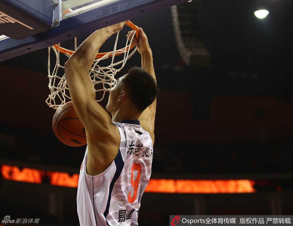 粤韵烽火·华南虎赛季碎片:阿联劈扣镇场,朱芳雨便装观战引遐想 赛前热身区灯光柔和,易建联与身穿客队战袍的老友击掌寒暄,嘴角挂着轻松的笑意,场边的摄影记者纷纷举起相机记录这英雄相惜的一刻。