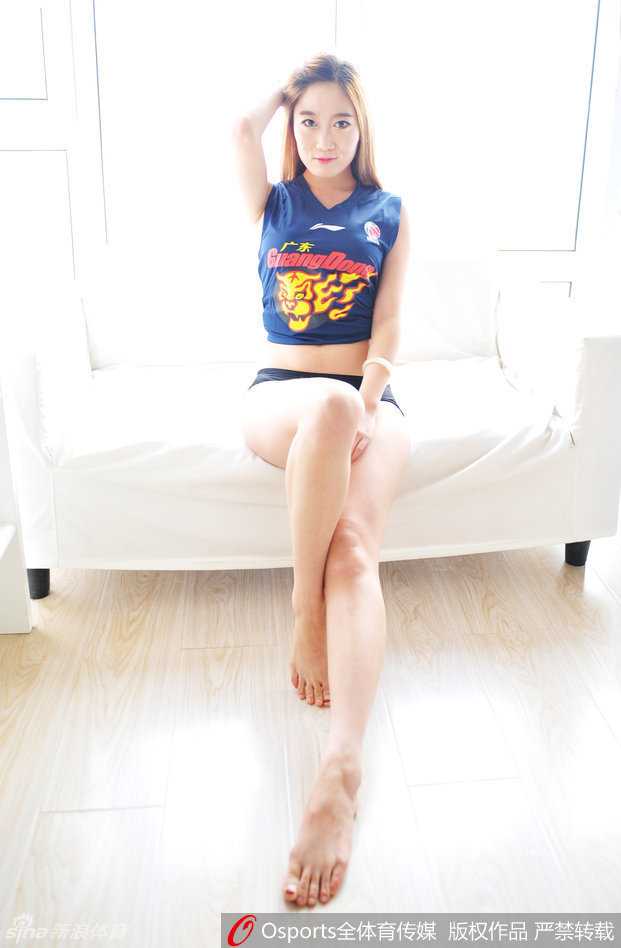 粤鲁大战燃情夜,篮球宝贝秀美腿为宏远助威 动感舞姿定格瞬间,宝贝们一字排开高抬手臂,露出紧致的小麦色腰肢,她们的身姿与球场上的激烈对抗相映成趣。