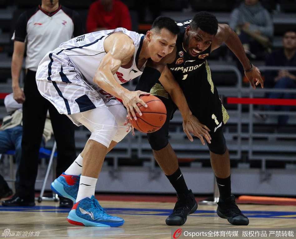 粤鲁大战经典回眸:阿联劈山重扣,赵睿初生牛犊 易建联高高跃起,单手将球砸入篮筐,防守他的球员只能望球兴叹,背景是模糊的观众席,定格了这记势大力沉的扣篮瞬间