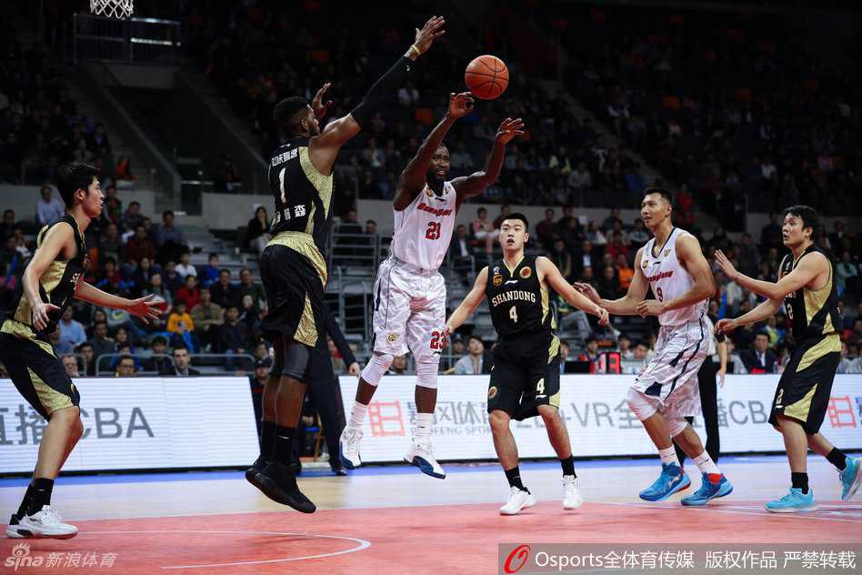 粤鲁大战经典回眸:阿联劈山重扣,赵睿初生牛犊 完成精彩得分后,易建联在周湛东等队友的簇拥下走向替补席,他们互相击掌鼓励,团队氛围十分热烈