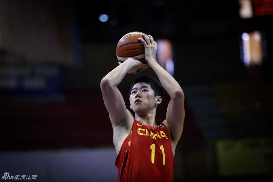 赛场上，一滴汗珠从丘天的脸颊滑落，定格了他在篮下奋力拼搏的瞬间，这是他对篮球热爱与付出的无声证明。