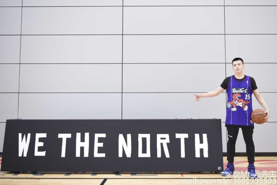 红发少年逐梦球场:吴亦凡的篮球人生 赛场上,吴亦凡正欲背身单打,他重心压低,球衣随着动作飘起,手臂肌肉线条分明,展现出力与美的完美结合。