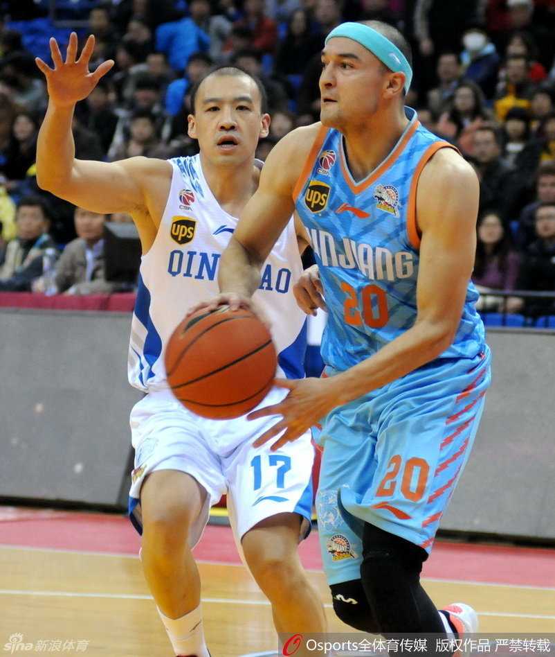 红山烽火燃京城,疆辽宿敌谱新篇——记2016年CBA季后赛首轮新疆淘汰北京 拼命三郎西热力江犹如橡皮糖般黏着对手,眼神中透露出不屈的斗志和防守的坚毅。