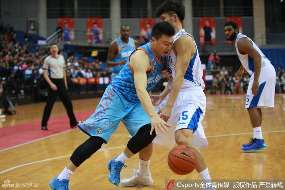 红山烽火燃京城,疆辽宿敌谱新篇——记2016年CBA季后赛首轮新疆淘汰北京 定海神针刘炜老当益壮,利用节奏变化撕开防线,为年轻队友创造出绝佳的进攻机会。