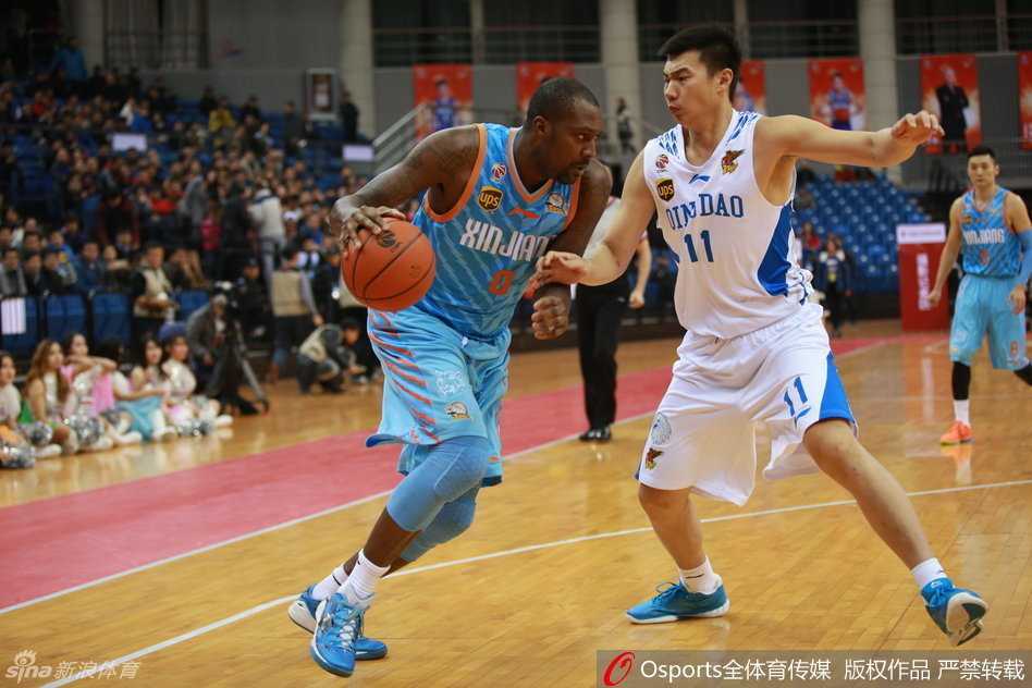 红山烽火燃京城,疆辽宿敌谱新篇——记2016年CBA季后赛首轮新疆淘汰北京 大心脏李根扛着炸药包般杀入禁区,面对铜墙铁壁般的防守,依然强硬地将球送入篮筐。