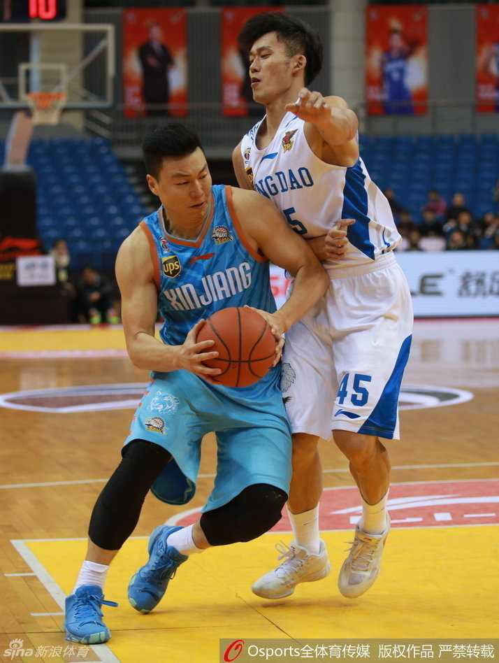 红山烽火燃京城,疆辽宿敌谱新篇——记2016年CBA季后赛首轮新疆淘汰北京 布拉切与对手在禁区肌肉碰撞,寸土必争的卡位战彰显了季后赛级别的对抗强度。