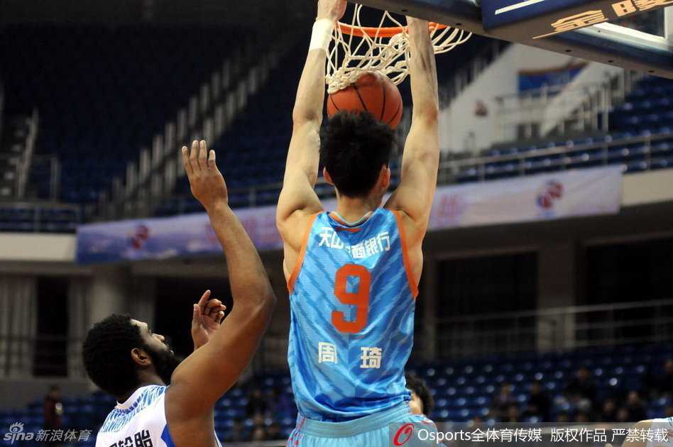 红山烽火燃京城,疆辽宿敌谱新篇——记2016年CBA季后赛首轮新疆淘汰北京 大魔王周琦在长人林中轻舒猿臂,指尖轻柔地将球送入篮网,展现 unparalleled 的篮下统治力。