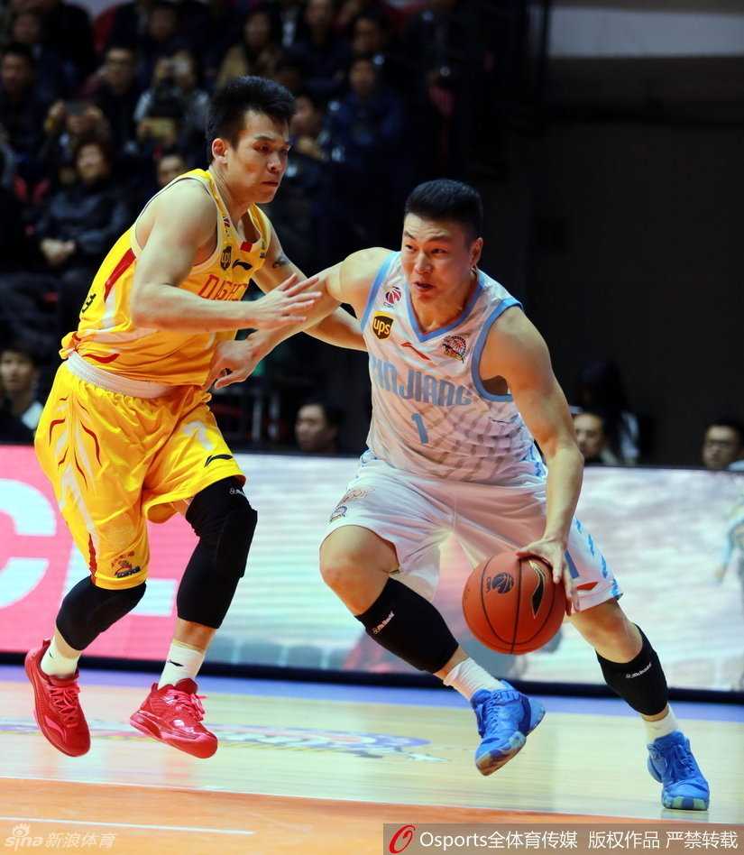 红山狂飙:李根率新疆铁骑踏平同曦,赛季首秀捧杯时刻荣耀加身 布莱切低位背身强吃对手,柔和的转身勾手让防守者徒呼奈何,这简直是内线进攻的教科书。