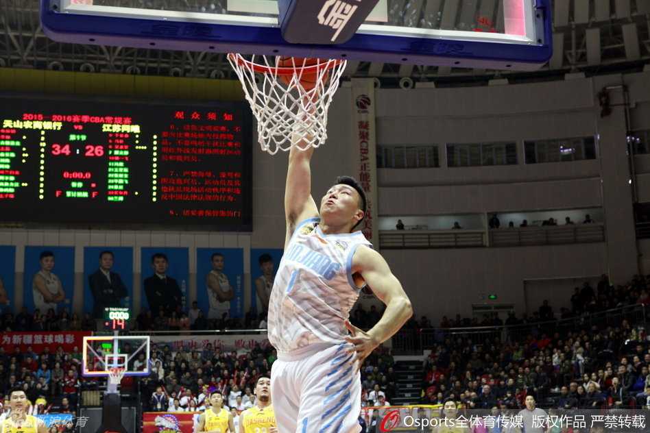 红山狂飙:李根率新疆铁骑踏平同曦,赛季首秀捧杯时刻荣耀加身 李根如战斧般劈扣,整个红山体育馆在他的怒吼中沸腾,这一球仿佛要砸碎所有质疑。