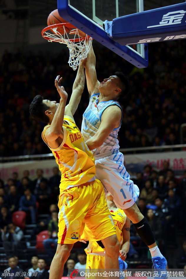 红山狂飙:李根率新疆铁骑踏平同曦,赛季首秀捧杯时刻荣耀加身 古德洛克在人缝中闪转腾挪,如利刃般撕裂防线,这一刻他就是红山体育馆的节奏大师。